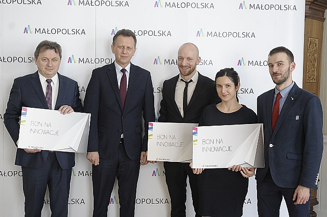 Beneficjenci, którzy otrzymali bony na innowacje w ramach Regionalnego Programu Województwa Małopolskiego z marszałkiem Jackiem Krupą