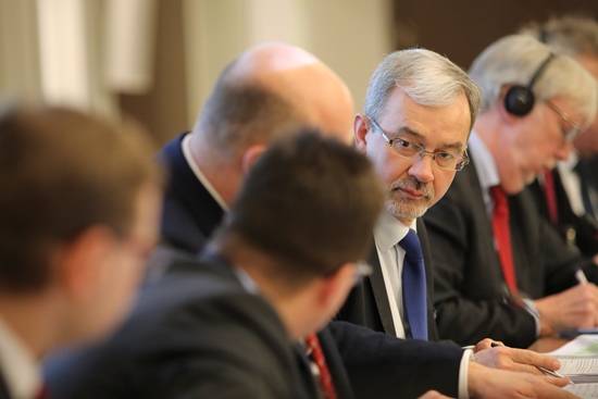 Minister Jerzy Kwieciński podczas posiedzenia grupy