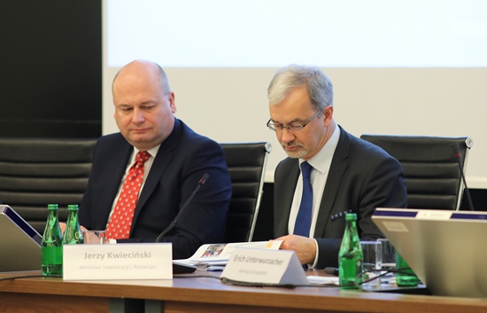 wiceminister inwestycji i rozwoju Witold Słowik oraz minister inwestycji i rozwoju Jerzy Kwieciński podczas posiedzenia grupy