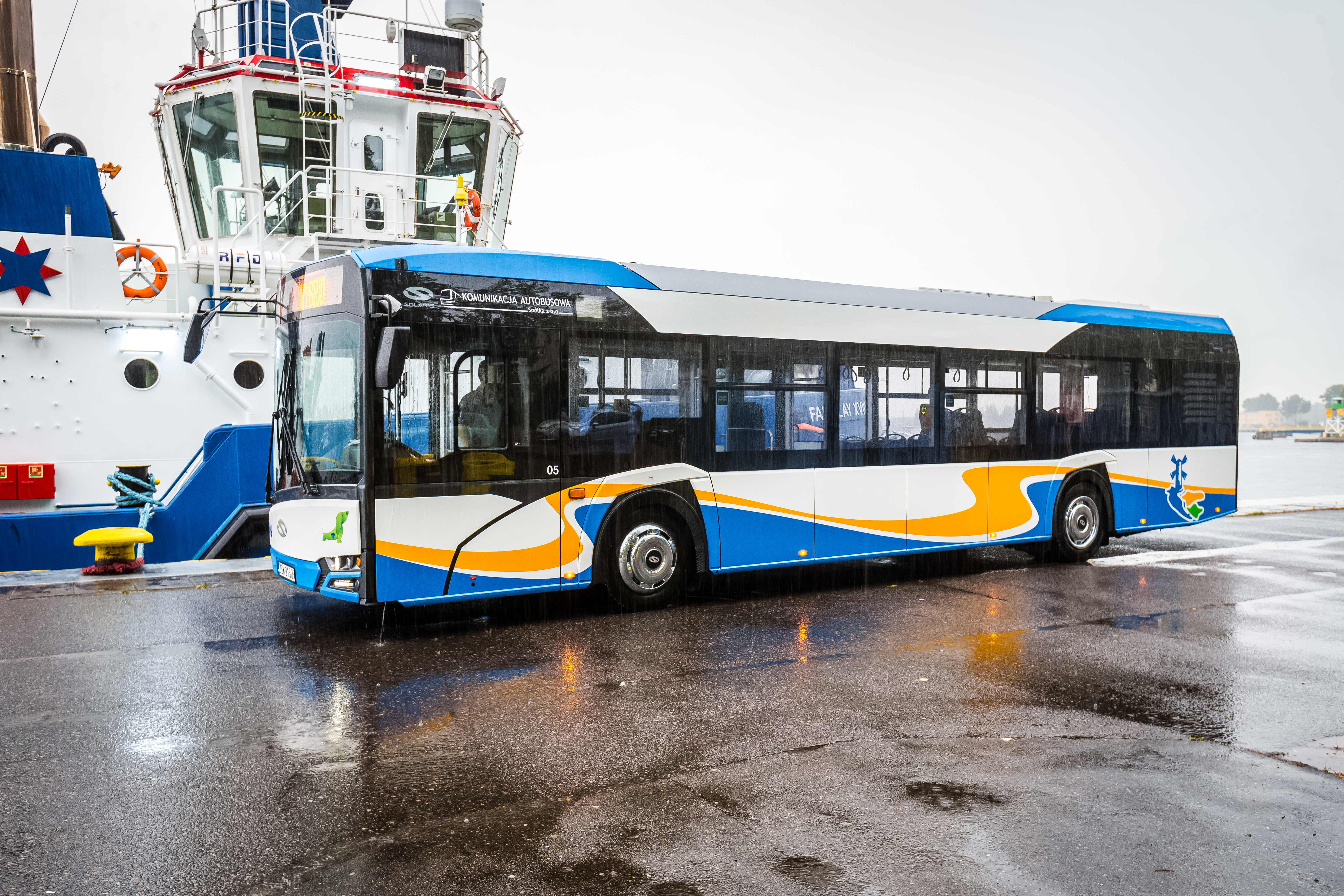 a zdjęciu nowy, niskopodłogowy i ekologiczny autobus dla mieszkańców Świnoujścia. Karoseria autobusu pomalowana jest w trzech kolorach" niebieskim, białym i żółtym.