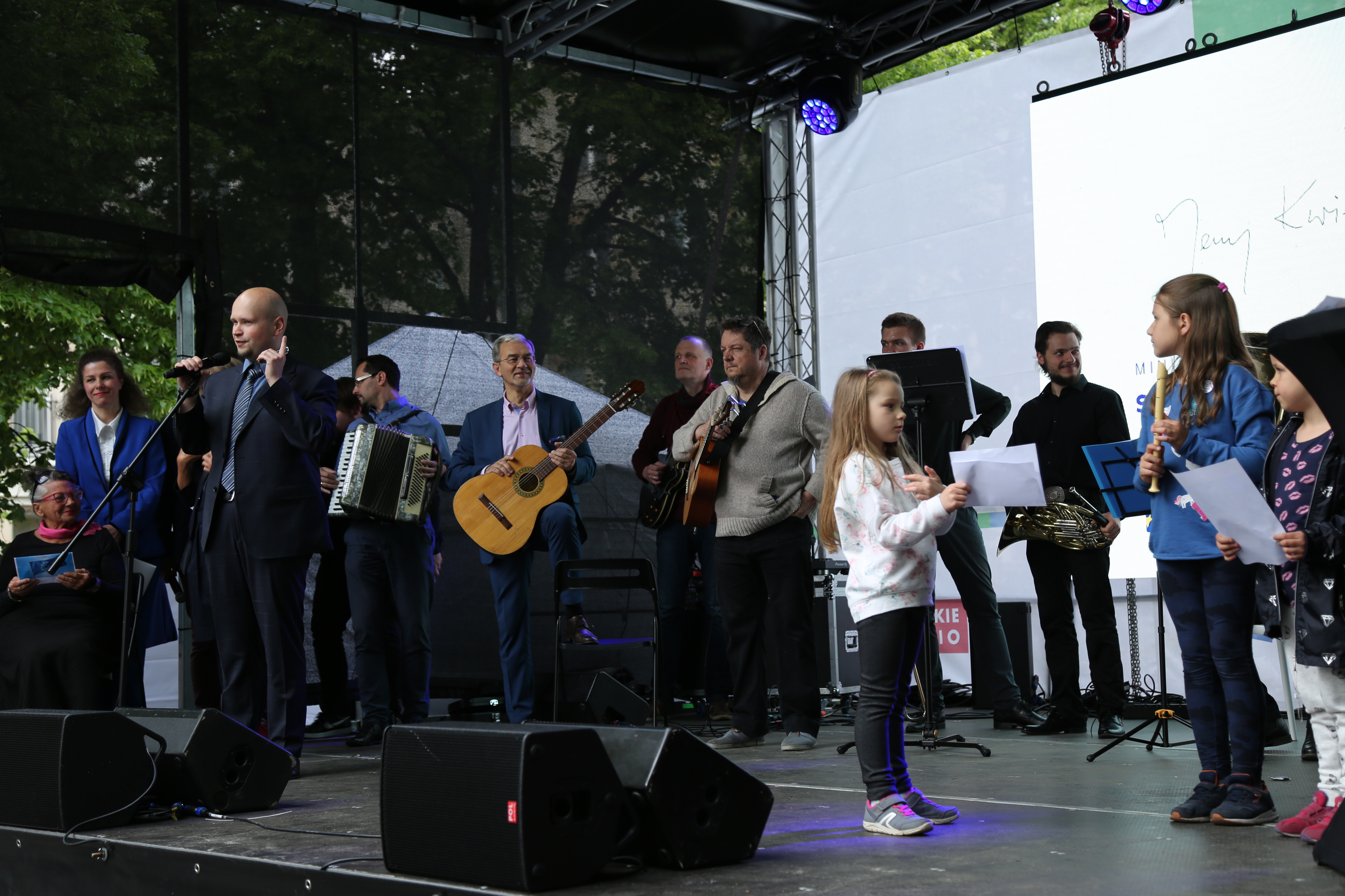 Orkiestra wraz z ministrem Kwiecińskim, który w dłoni trzyma gitarę przygotowują się do występu