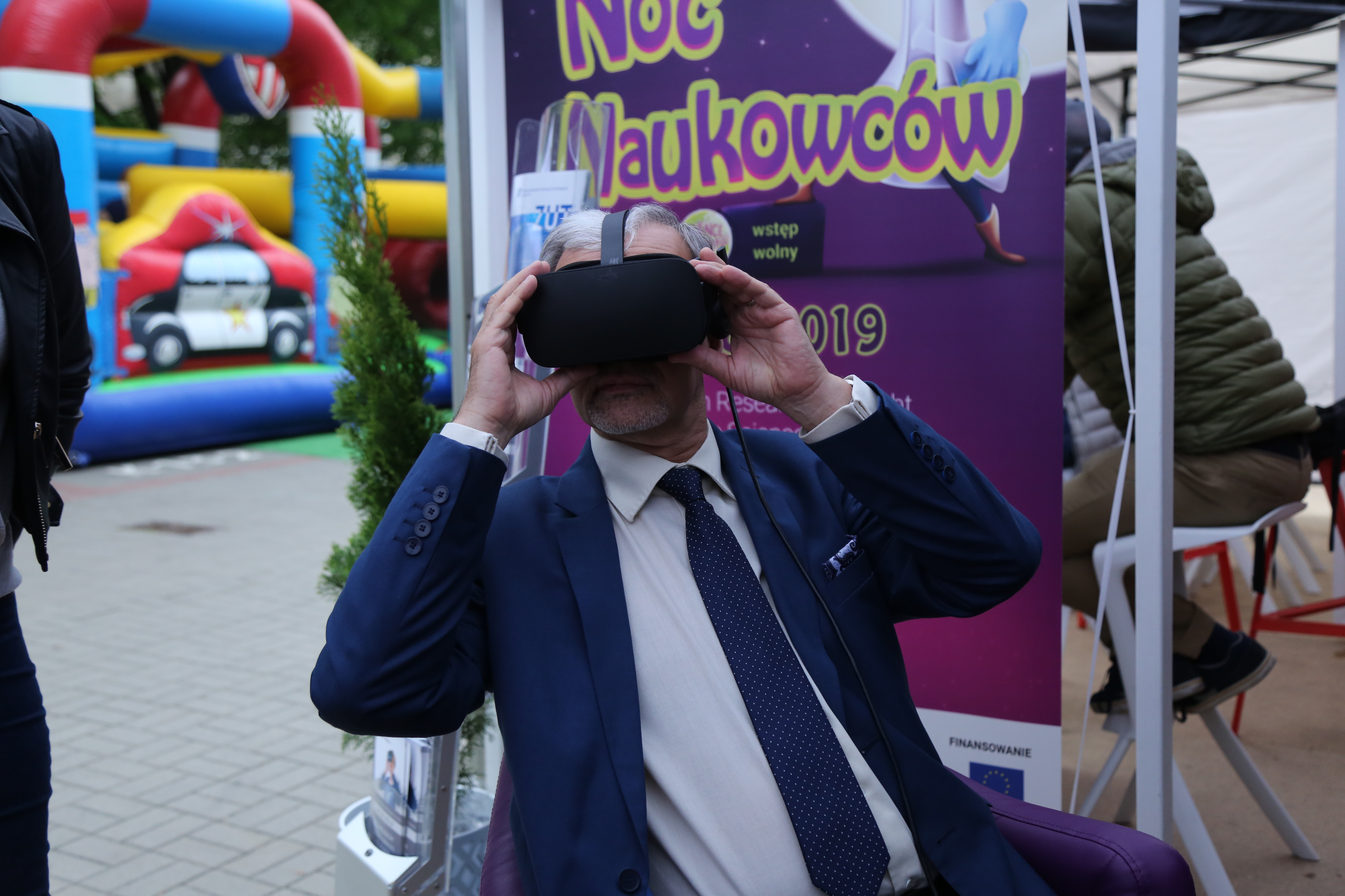 Minister Kwieciński siedzi na krześle na oczach założone ma okulary VR
