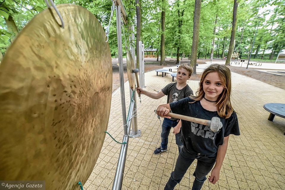 In the picture we can see a girl and a boy enjoying the experience in the ODRAN park - Mathematical and Natural Center in Nowa Sól.