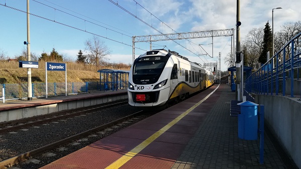 Zdjęcie pociągu na peronie stacji Zgorzelec