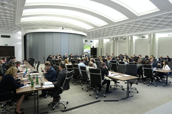 Spotkanie Grupy Wysokiego Szczebla ds. Inwestycji Kolejowych. Na zdjęciu widok sali wraz z uczestnikami spotkania.