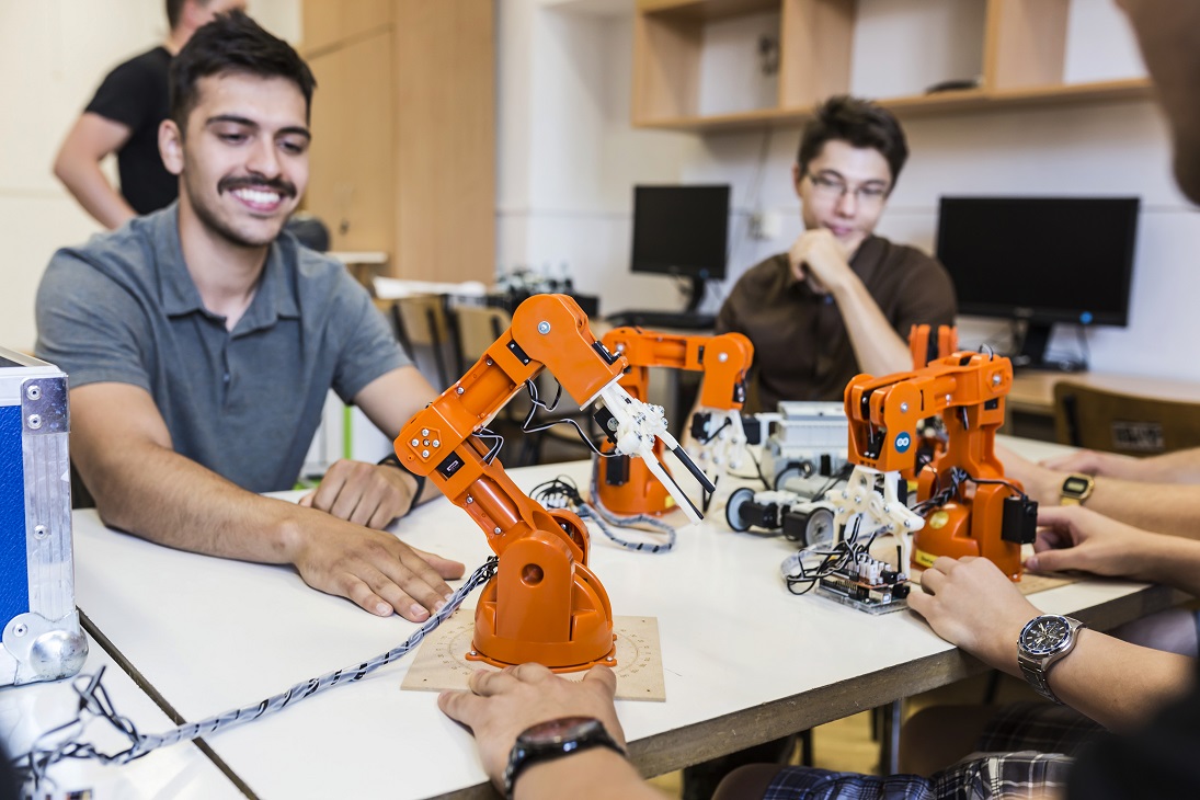 Studenci pracujący nad konstrukcjami robotycznymi