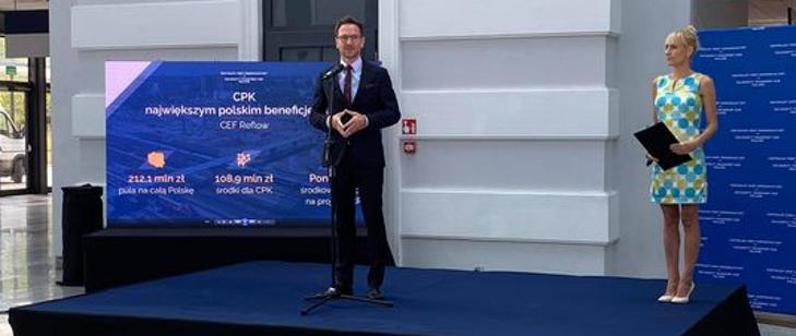 wiceminister Waldemar Buda wypowiada sie na konferencji prasowej w Łodzi