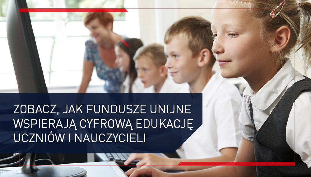 Dzieci siedzą przy komputerach. Po lewej stronie napis: Zobacz jak fundusze unijne wspierają cyfrową edukację uczniów i nauczycieli
