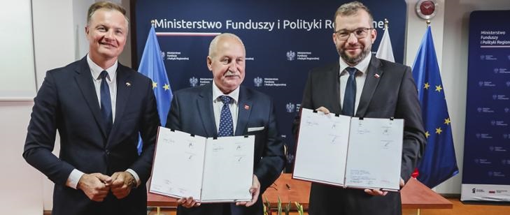 Minister funduszy i polityki regionalnej Grzegorz Puda (na zdjęciu po prawej) oraz marszałek województwa warmińsko-mazurskiego Gustaw Brzezin (na zdjęciu w środku) podpisali kontrakt programowy.