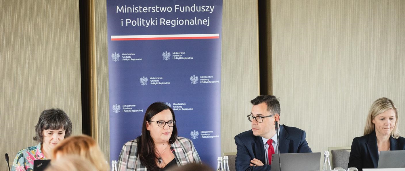Posiedzenie Komitetu Monitorującego Program Fundusze Europejskie dla Rozwoju Społecznego 2021-2027 - druga od lewej wiceminister funduszy i polityki regionalnej Małgorzata Jarosińska-Jedynak 