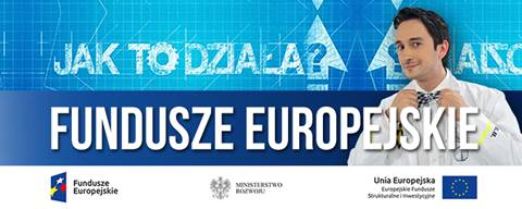 Grafika reklamująca program pt. Fundusze Europejskie jak to dziala. Zdjęcie przedstawia prowadzącego Radosława Brzózkę