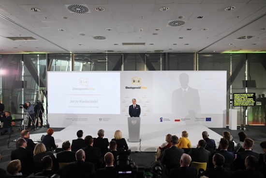 Minister Jerzy Kwieciński przemawia podczas konferencji inaugurującej Program Dostępność Plus
