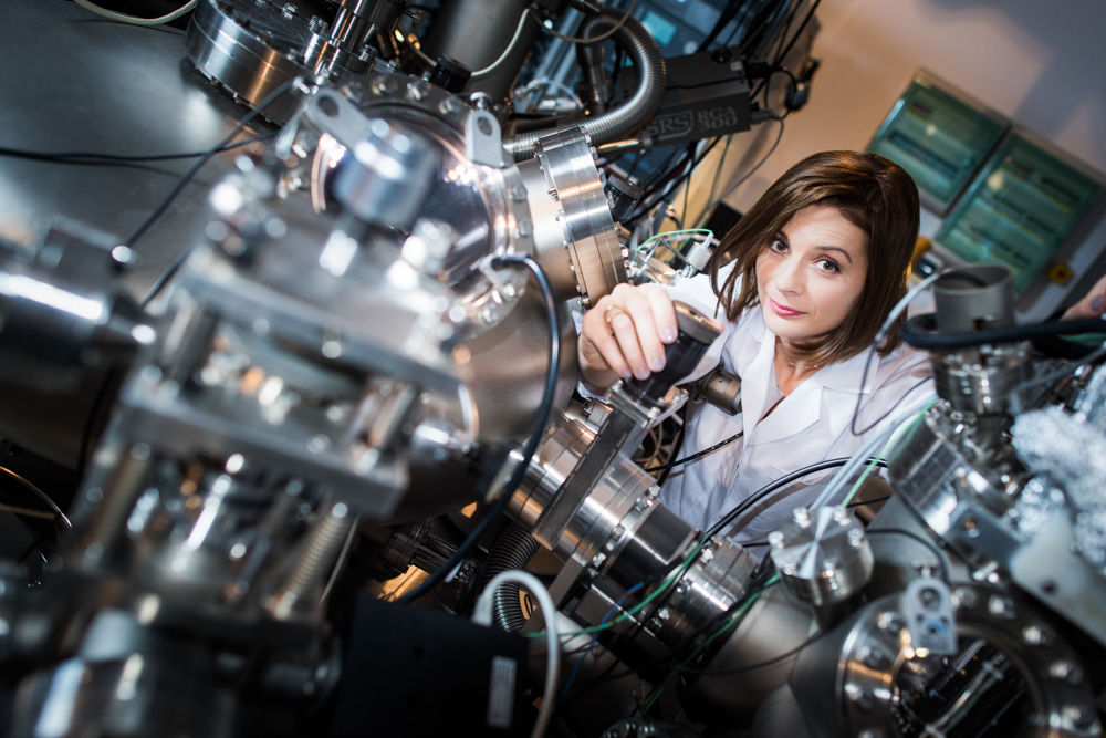 Na zdjęciu dr Izabela Stefanowicz-Pięta przy metalowej maszynie, które pomaga ograniczyć emisję chloru.