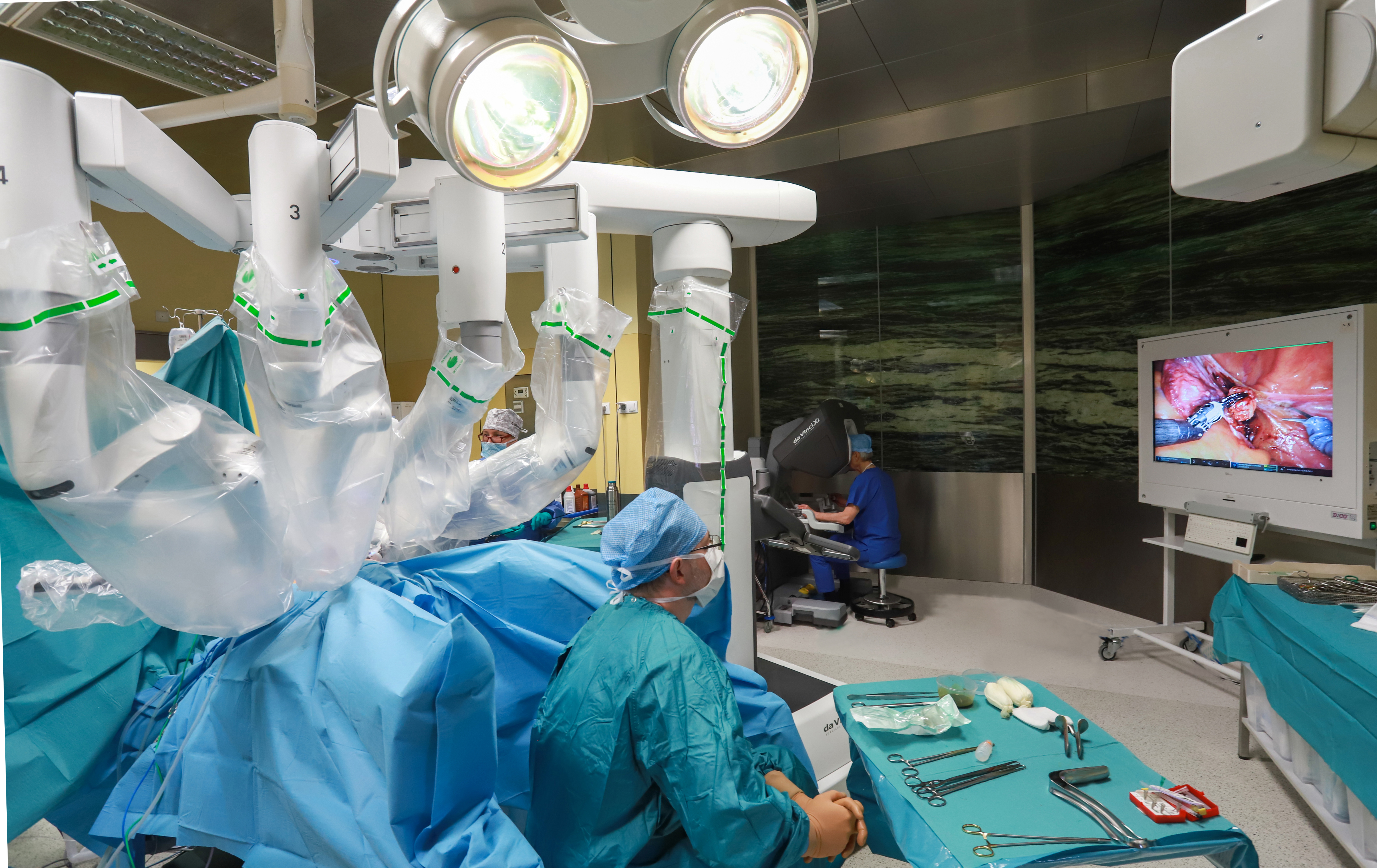 The photo presents the Vinci operating robot used during medical operations around the world.