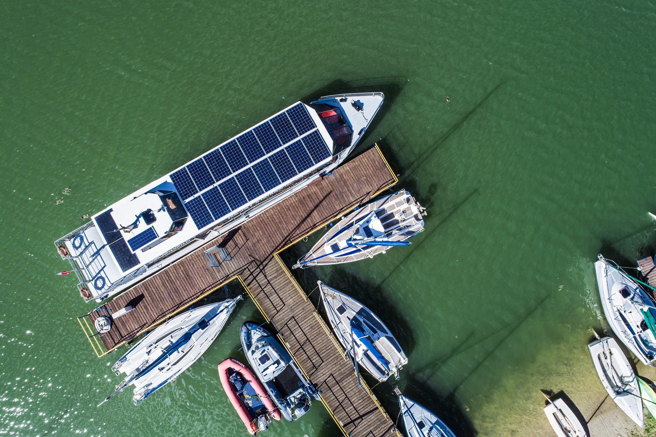 statek pasażerski przy kei - widoczne panele słoneczne na dachu