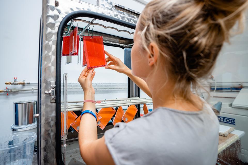 – Woman examining colourful samples in a laboratory