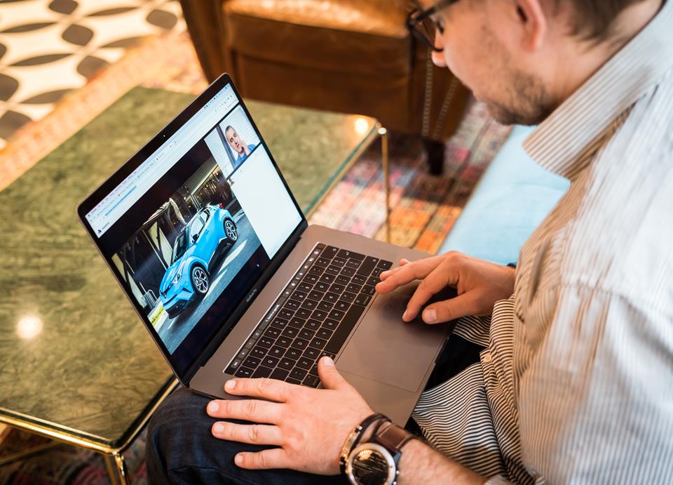 Man browsing websites on his laptop