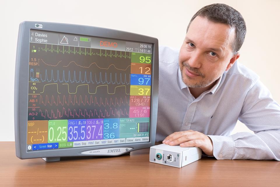 Marcin Śliwa, the Managing Director of EMTEL, with the anaesthesiology module